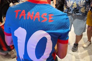 FCSB și-a prezentat noile echipamente » Multe surprize: tricouri portocalii și fontul „Dracula”