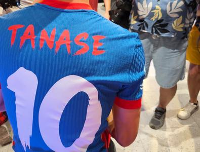 FCSB și-a prezentat noile echipamente » Multe surprize: tricouri portocalii și fontul „Dracula”