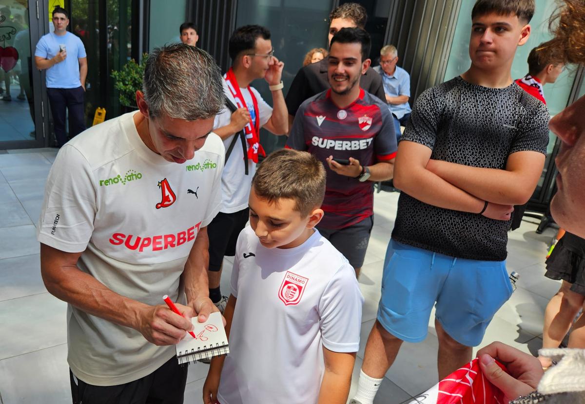 Jucătorii lui Dinamo oferă autografe și fac poze cu fanii la o acțiune a clubului
