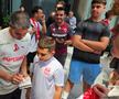 Jucătorii lui Dinamo oferă autografe și fac poze cu fanii la o acțiune a clubului