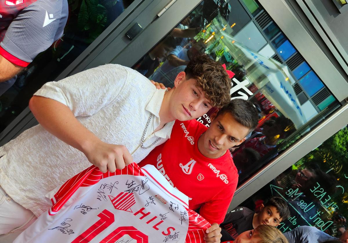 Jucătorii lui Dinamo oferă autografe și fac poze cu fanii la o acțiune a clubului