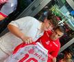 Jucătorii lui Dinamo oferă autografe și fac poze cu fanii la o acțiune a clubului