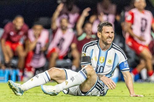 Englezii vor să-l vadă pe Leo Messi și colegii argentinieni la pământ după semifinala de diseară, de la Atlanta / Foto: Imago