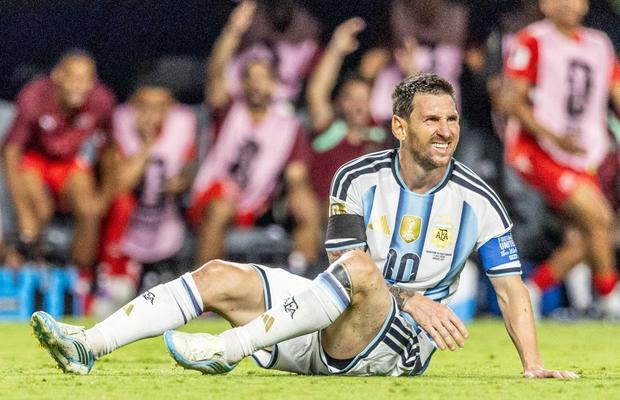 Rivalitatea cu argentinienii a atins deja cote absurde » Decizia luată de marile lanțuri de marketuri din Anglia