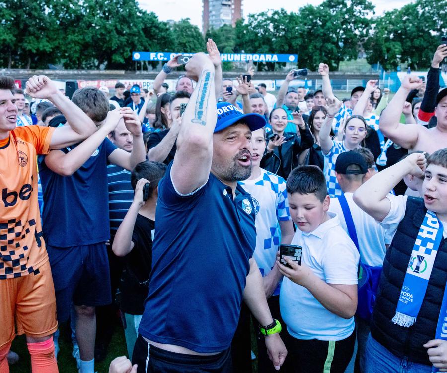 Florin Maxim (45 de ani) Florin Maxim urmează să fie noul antrenor FCSB! „Suntem la ultimele discuții”