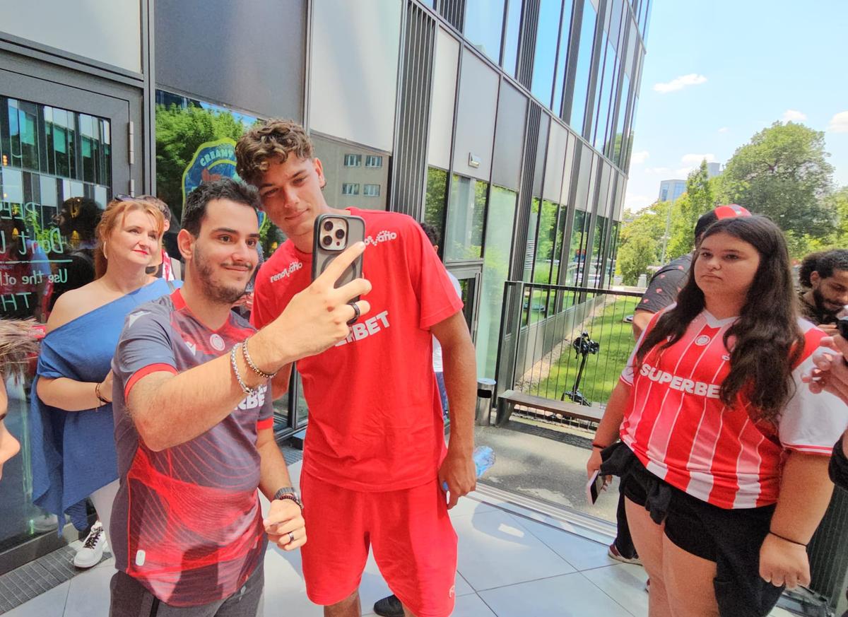 Jucătorii lui Dinamo oferă autografe și fac poze cu fanii la o acțiune a clubului