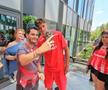 Jucătorii lui Dinamo oferă autografe și fac poze cu fanii la o acțiune a clubului