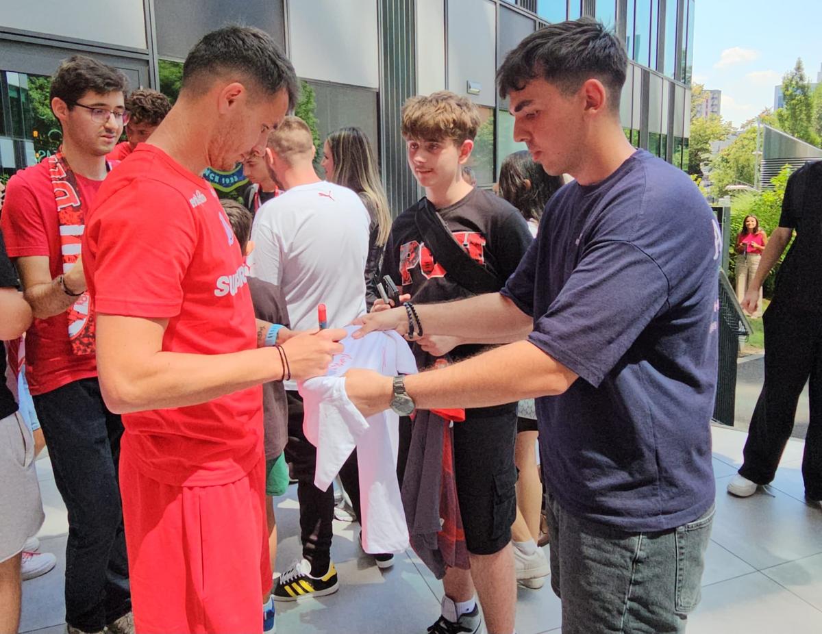 Jucătorii lui Dinamo oferă autografe și fac poze cu fanii la o acțiune a clubului