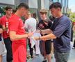 Jucătorii lui Dinamo oferă autografe și fac poze cu fanii la o acțiune a clubului