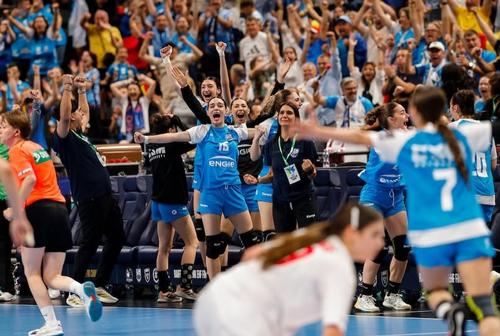 Alex Moise, în stânga imaginii, în momentul în care CSM București o egala pe Debrecen în MVM Dome / FOTO: EHF/Kolektiff