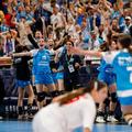 Alex Moise, în stânga imaginii, în momentul în care CSM București o egala pe Debrecen în MVM Dome / FOTO: EHF/Kolektiff