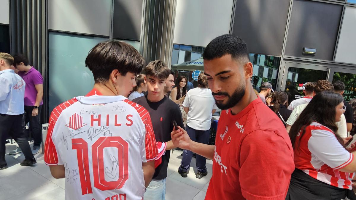 Jucătorii lui Dinamo oferă autografe și fac poze cu fanii la o acțiune a clubului
