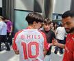 Jucătorii lui Dinamo oferă autografe și fac poze cu fanii la o acțiune a clubului