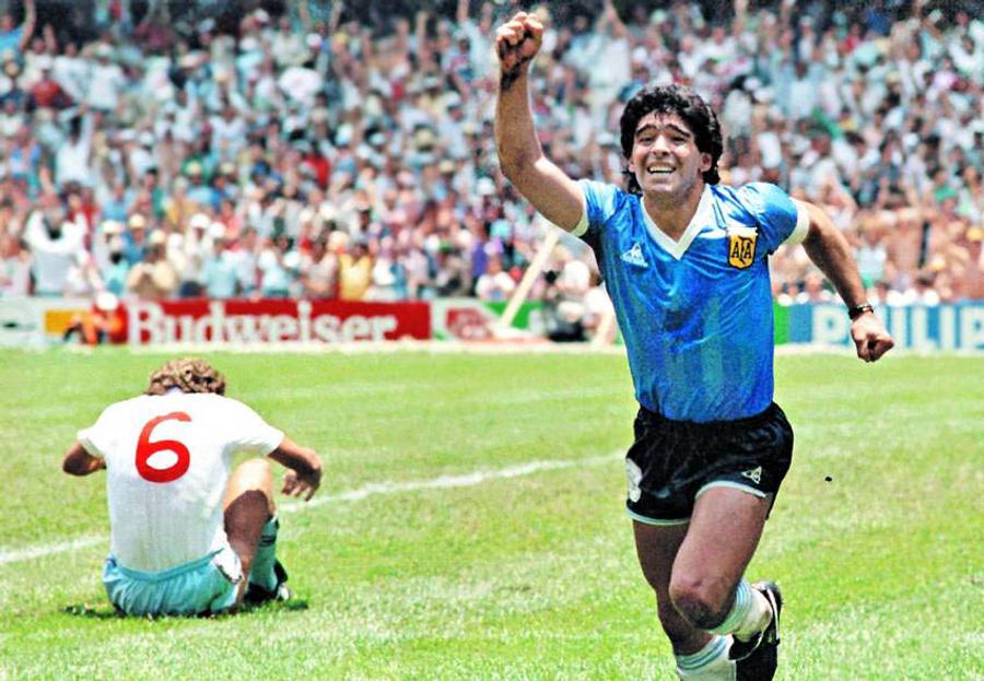 Diego Maradona în timpul meciului cu Anglia din 1986 De-aici a plecat Leo Messi în căutarea gloriei mondiale » „Era așa bun că-ți venea să-l lovești, iarăși și din nou!”