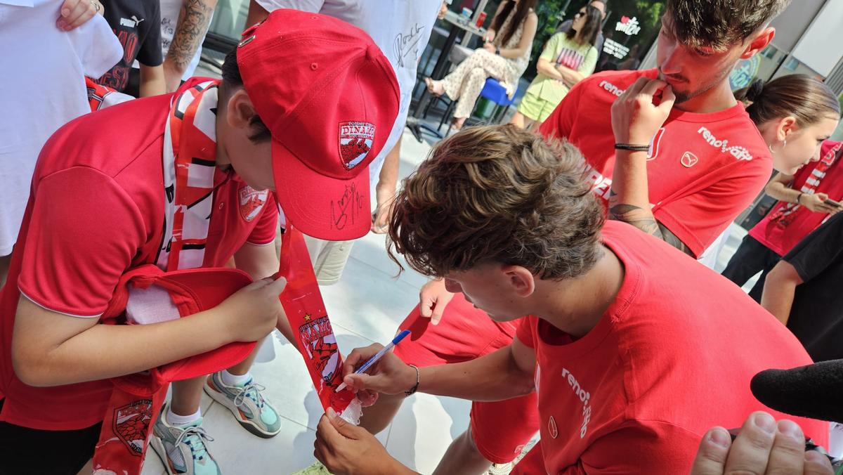 Jucătorii lui Dinamo oferă autografe și fac poze cu fanii la o acțiune a clubului