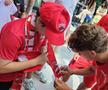 Jucătorii lui Dinamo oferă autografe și fac poze cu fanii la o acțiune a clubului