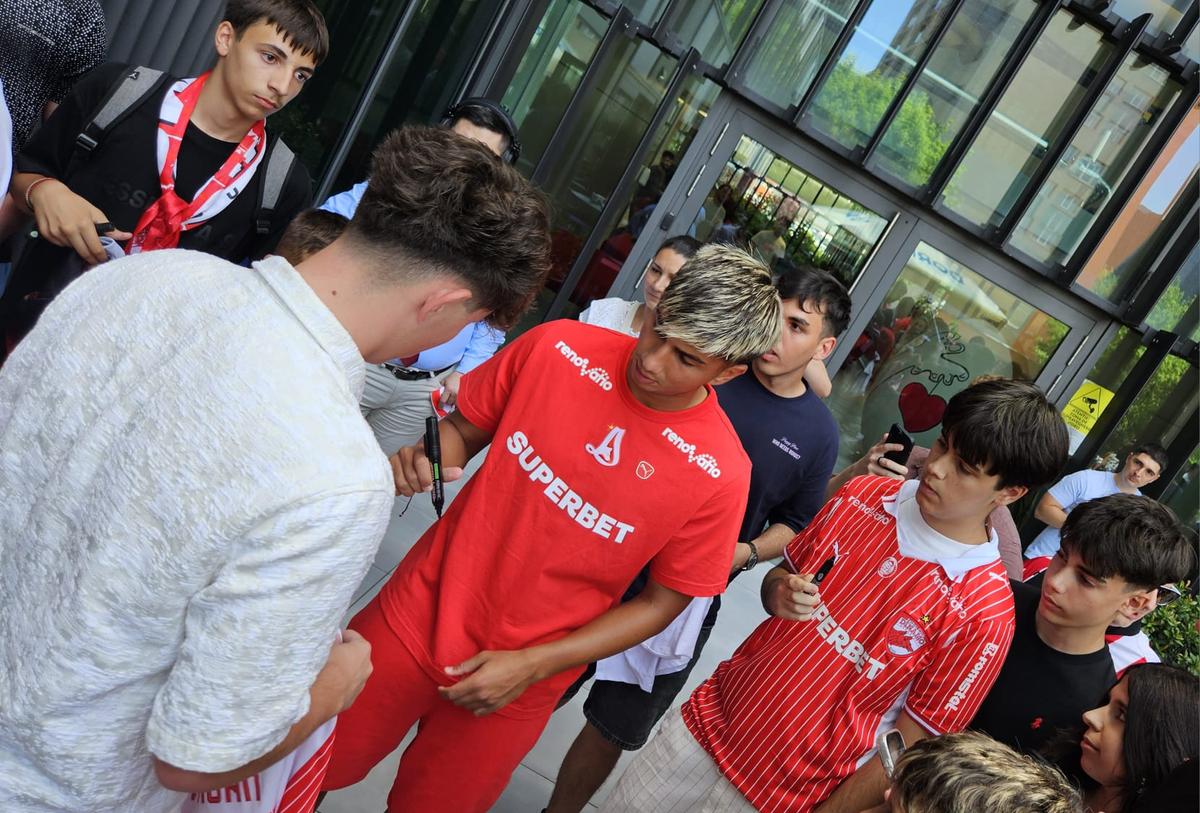Jucătorii lui Dinamo oferă autografe și fac poze cu fanii la o acțiune a clubului