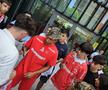 Jucătorii lui Dinamo oferă autografe și fac poze cu fanii la o acțiune a clubului