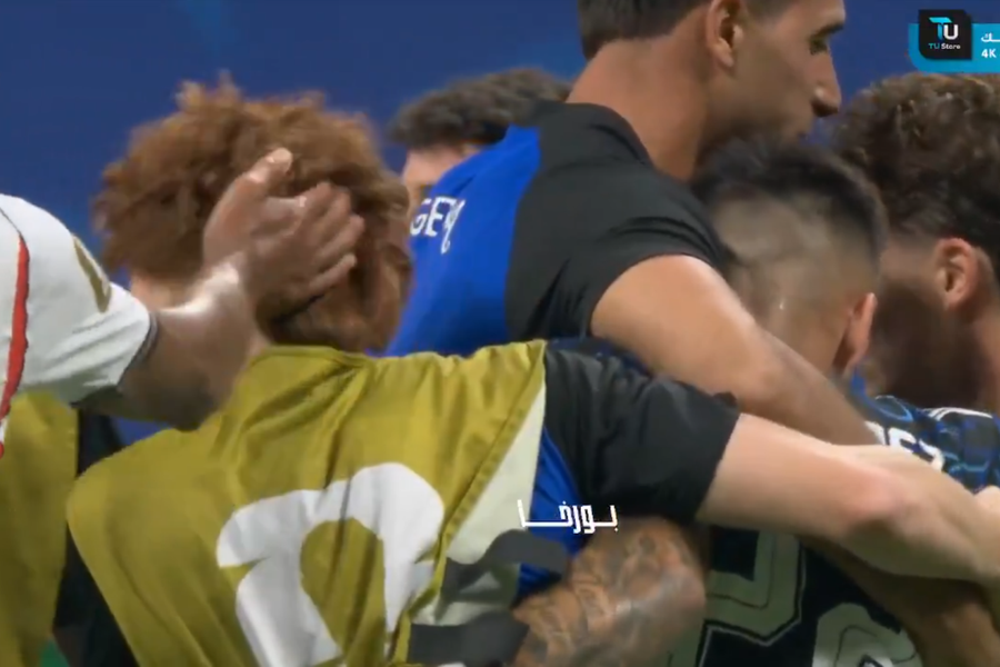 Jude Bellingham îl lovește pe Valentin Barco // Captură: X @GoalAlertHQ S-a aflat de ce l-a pălmuit din senin Bellingham pe Barco » Ce l-a înfuriat pe mijlocașul englez