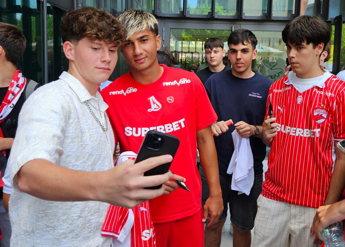 Jucătorii lui Dinamo oferă autografe și fac poze cu fanii la o acțiune a clubului