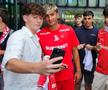 Jucătorii lui Dinamo oferă autografe și fac poze cu fanii la o acțiune a clubului