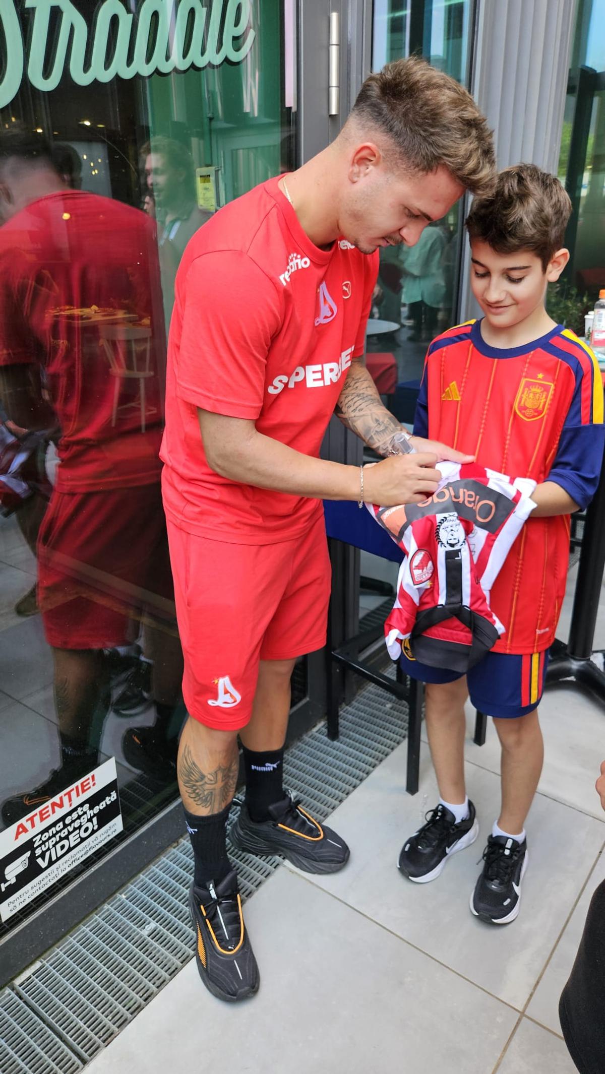 Jucătorii lui Dinamo oferă autografe și fac poze cu fanii la o acțiune a clubului