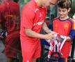 Jucătorii lui Dinamo oferă autografe și fac poze cu fanii la o acțiune a clubului