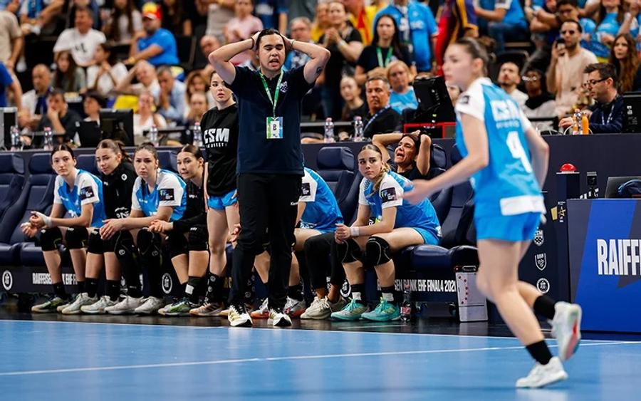 Alex Moise, antrenorul echipei U17 a CSM București/Foto: ihf.info Cum a trecut antrenorul echipei U17 a lui CSM București peste un diagnostic grav în drumul său spre o carieră neașteptată: „Cel mai mare bine din viața mea”