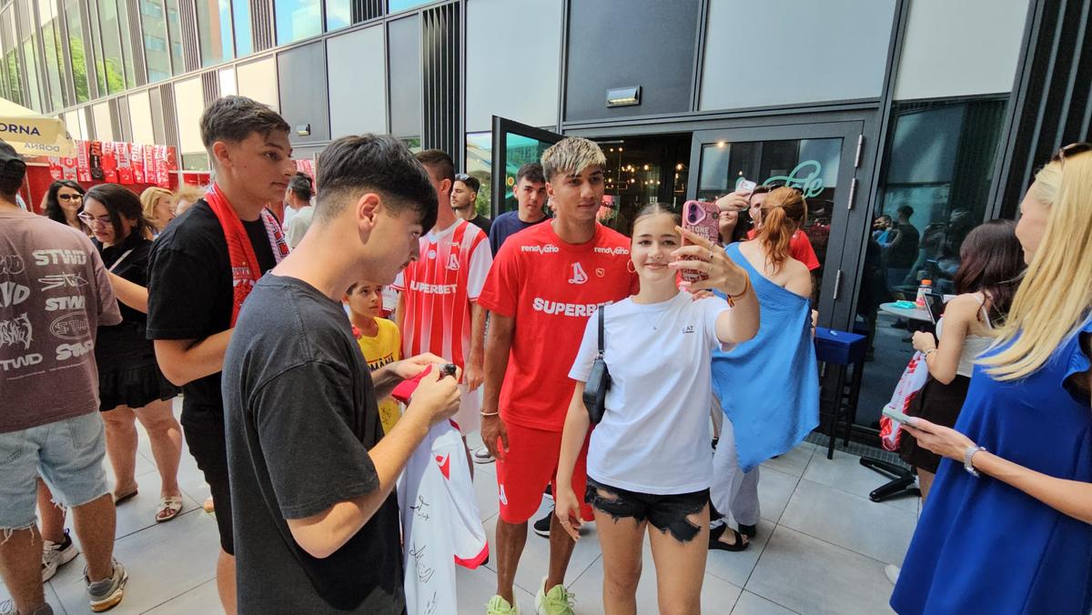 Jucătorii lui Dinamo oferă autografe și fac poze cu fanii la o acțiune a clubului