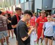 Jucătorii lui Dinamo oferă autografe și fac poze cu fanii la o acțiune a clubului