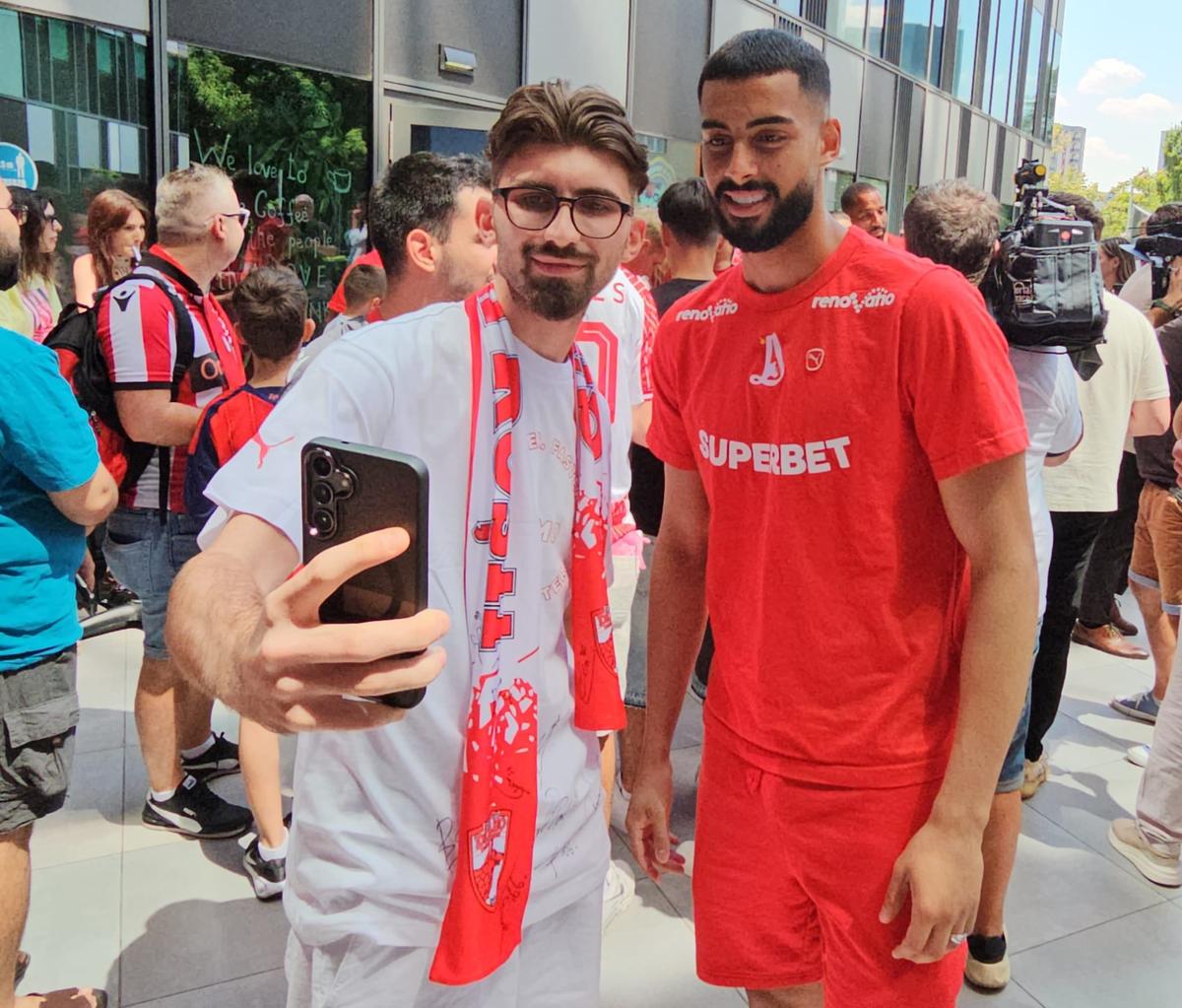 Jucătorii lui Dinamo oferă autografe și fac poze cu fanii la o acțiune a clubului