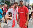 Jucătorii lui Dinamo oferă autografe și fac poze cu fanii la o acțiune a clubului