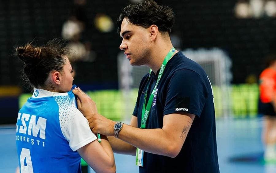 Alex Moise, antrenorul echipei U17 a CSM București/Foto: ihf.info Cum a trecut antrenorul echipei U17 a lui CSM București peste un diagnostic grav în drumul său spre o carieră neașteptată: „Cel mai mare bine din viața mea”