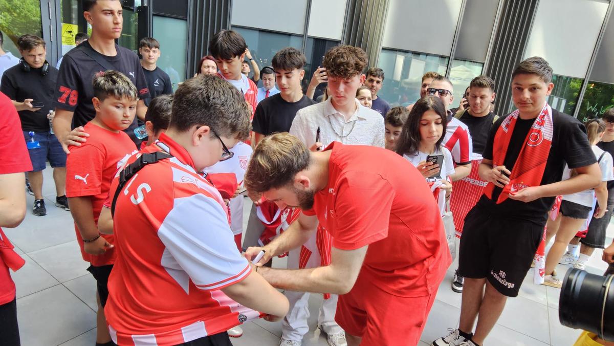 Jucătorii lui Dinamo oferă autografe și fac poze cu fanii la o acțiune a clubului
