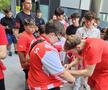Jucătorii lui Dinamo oferă autografe și fac poze cu fanii la o acțiune a clubului