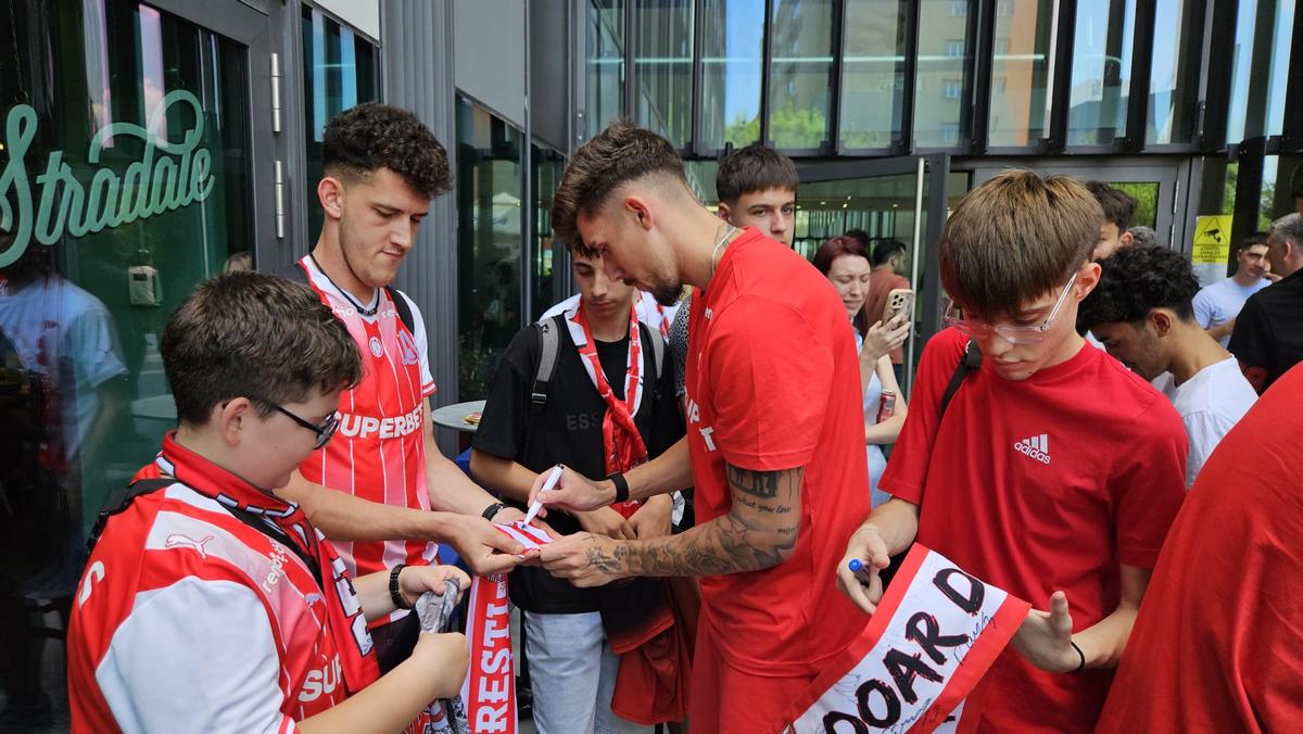 Jucătorii lui Dinamo oferă autografe și fac poze cu fanii la o acțiune a clubului