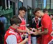 Jucătorii lui Dinamo oferă autografe și fac poze cu fanii la o acțiune a clubului