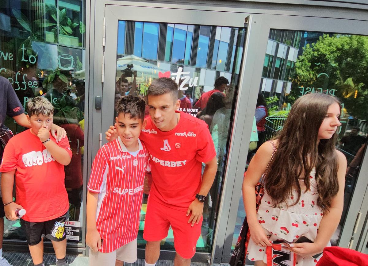 Jucătorii lui Dinamo oferă autografe și fac poze cu fanii la o acțiune a clubului