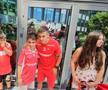 Jucătorii lui Dinamo oferă autografe și fac poze cu fanii la o acțiune a clubului