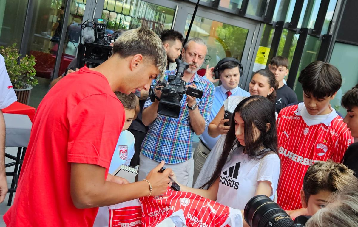 Jucătorii lui Dinamo oferă autografe și fac poze cu fanii la o acțiune a clubului