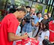 Jucătorii lui Dinamo oferă autografe și fac poze cu fanii la o acțiune a clubului