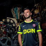 CFR Cluj și-a prezentat oficial noile echipamente // FOTO: Facebook @Fotbal Club CFR 1907 CLUJ
