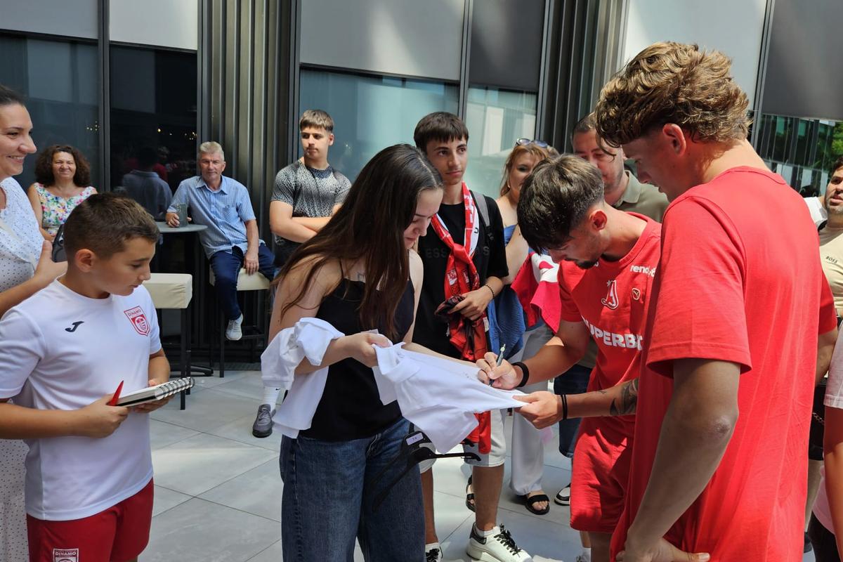 Jucătorii lui Dinamo oferă autografe și fac poze cu fanii la o acțiune a clubului