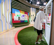 Gabi Tamaș a recreat momentul când a spart ușa blocului // Captură foto: YouTube @AntenaSport
