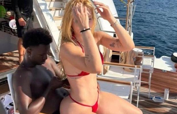 „O palmă pentru fiecare brazilian” » Vinicius s-a pozat cu influencerița în poală, după eliminare, și a aprins scandalul