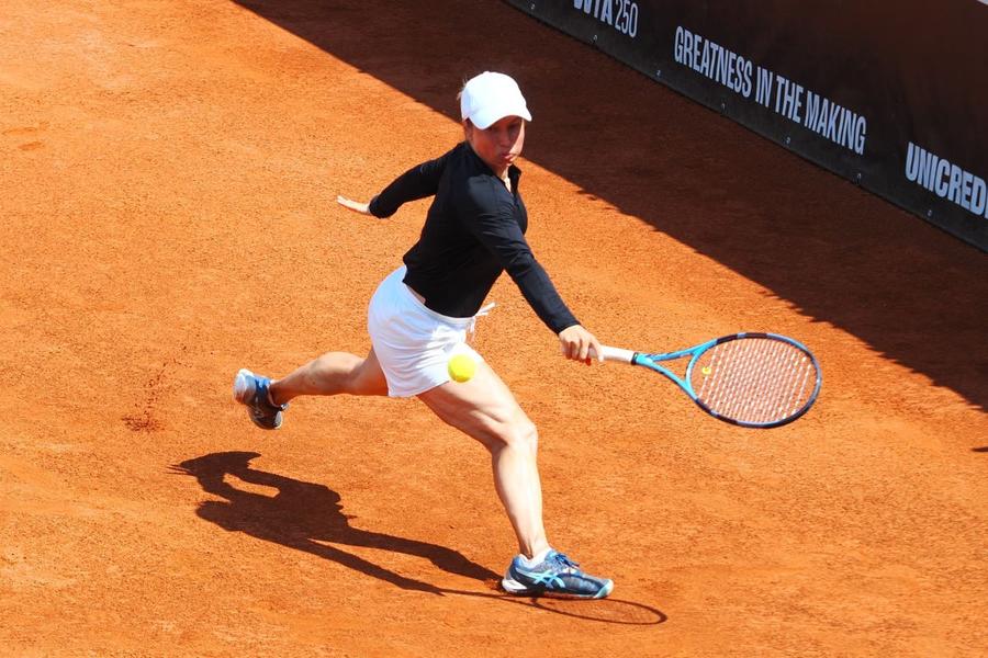 Yulia Putintseva în acțiune la UniCredit Iași Open Foto: Roxana Fleșeru Yulia Putintseva își lasă amprenta și la UniCredit Iași Open: „Poate după turneu o să încerc și mâncăruri specifice”