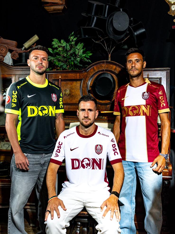 CFR Cluj și-a prezentat oficial noile echipamente // FOTO: Facebook @Fotbal Club CFR 1907 CLUJ