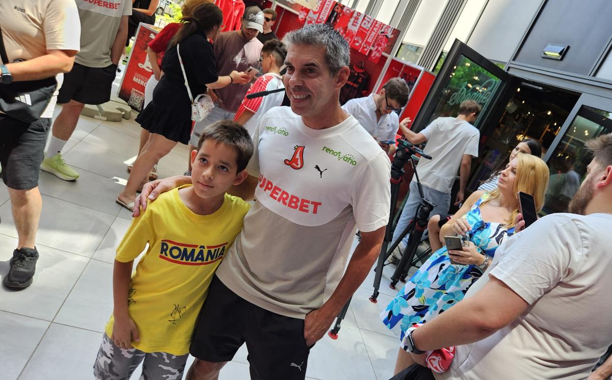 Jucătorii lui Dinamo oferă autografe și fac poze cu fanii la o acțiune a clubului