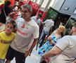 Jucătorii lui Dinamo oferă autografe și fac poze cu fanii la o acțiune a clubului