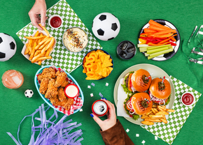 Ce au comandat românii în serile de fotbal: căpșunile și băuturile carbogazoase au condus creșterile din retail, iar sushi-ul a avut cel mai mare avans în restaurante